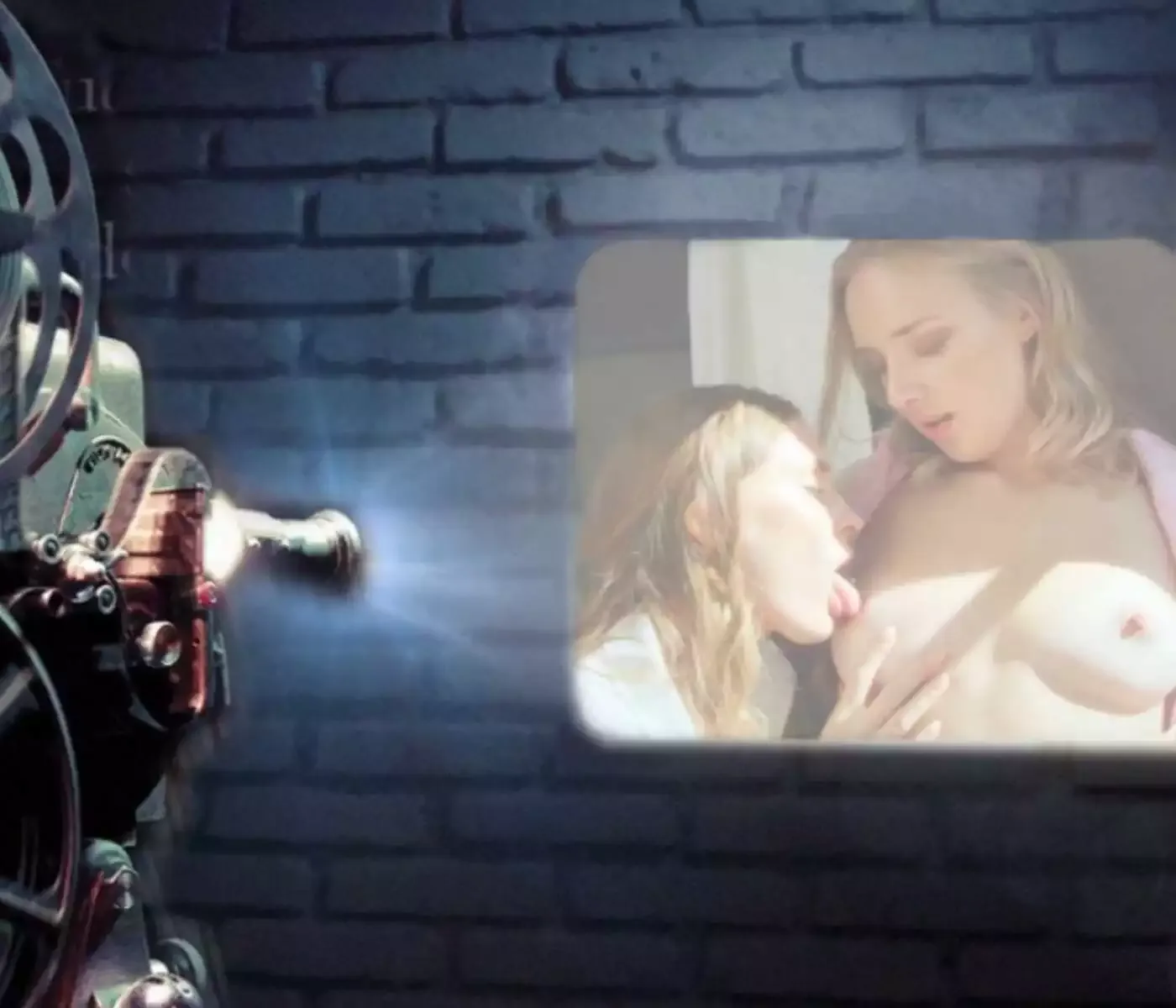 Ein Filmprojektor sendet ein erotisches Video mit 2 Frauen im Liebesspiel an eine Mauerwand